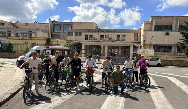Gli studenti durante la prova delle biciclette a pedalata assistita