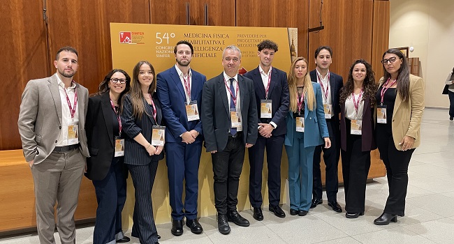 I medici specializzandi con il Direttore della Scuola di Specializzazione Prof. Francesco Pegreffi