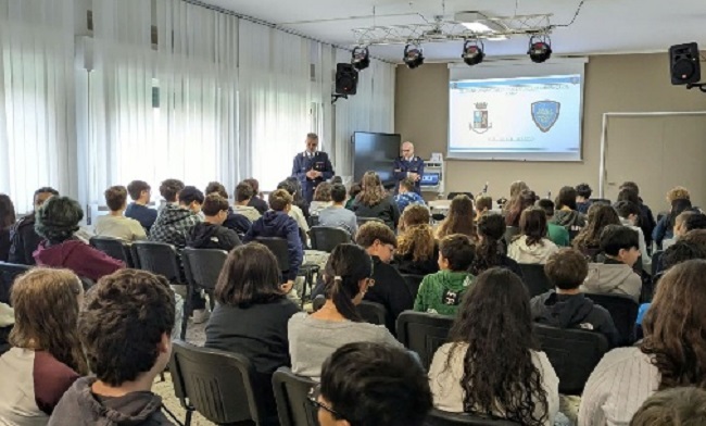 Polizia incontro scuole